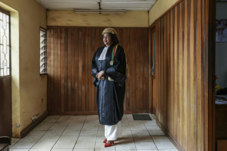 La juge d'instruction camerounaise Martine Ahanda Tana au tribunal de Yaoundé, le 16 septembre 2026 ( AFP / Daniel BELOUMOU OLOMO )