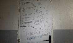 Photo d'inscriptions sur une porte signalant la vente de drogues illicites avec les initiales DZ, pour le groupe criminel DZ Mafia, à l’intérieur de la cité La Maurelette, dans le 15e arrondissement de Marseille, le 16 janvier 2026 ( AFP / MIGUEL MEDINA )