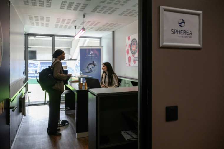Une représentante de l'entreprise Spherea discute avec une participante lors d'un "Aéroday", une journée de recrutement dédiée à la filière aéronautique, le 22 janvier 2026 à Toulouse ( AFP / Ed JONES )