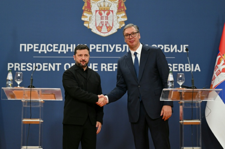 Le président ukrainien Volodymyr Zelensky (g) et son homlogue serbe Aleksandar Vucic se serrent la main lors d'une onférence de presse, le 8 août 2026 à Belgrade ( AFP / Andrej ISAKOVIC )