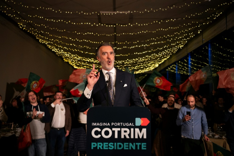 Le candidat libéral à la présidence du Portugal, João Cotrim Figueiredo, s’exprime lors d’un dîner de campagne à Braga, dans le nord du Portugal, le 16 janvier 2026 ( AFP / MIGUEL RIOPA )