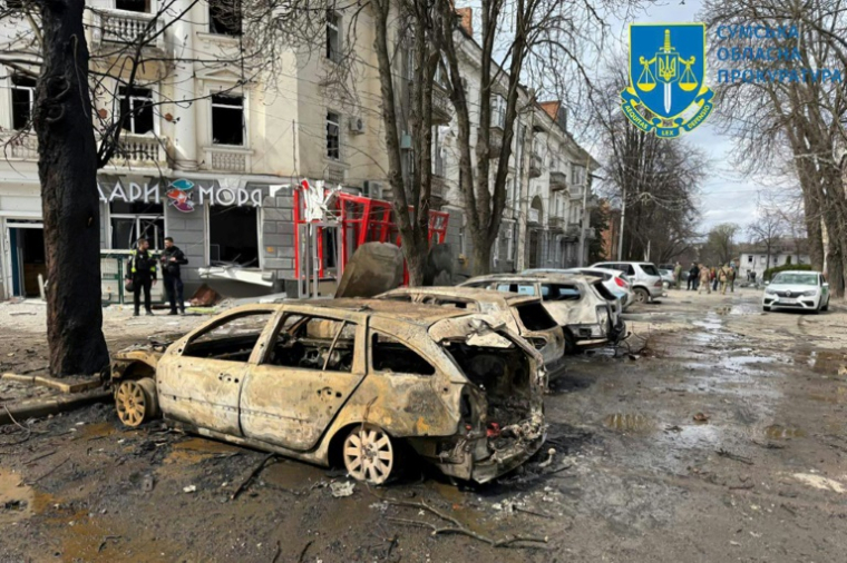 Une rangée de voitures calcinées dans le centre de Soumy, après une attaque russe sur cette ville ukrainienne le 13 avril 2025 ( SUMY REGION PROSECUTOR'S OFFICE / Handout )