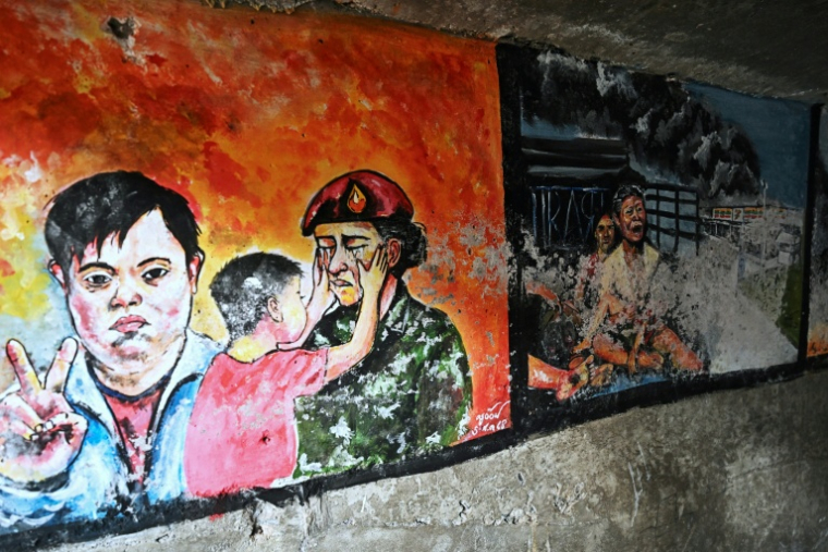Des fresques murales réalisées par le professeur de muisque Watthanachai Kamngam  dans un bunker de la province de Surin, le 11 décembre 2025 en Thaïlande ( AFP / Lillian SUWANRUMPHA )