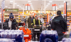 Des personnes font leurs courses dans une épicerie à Mississauga