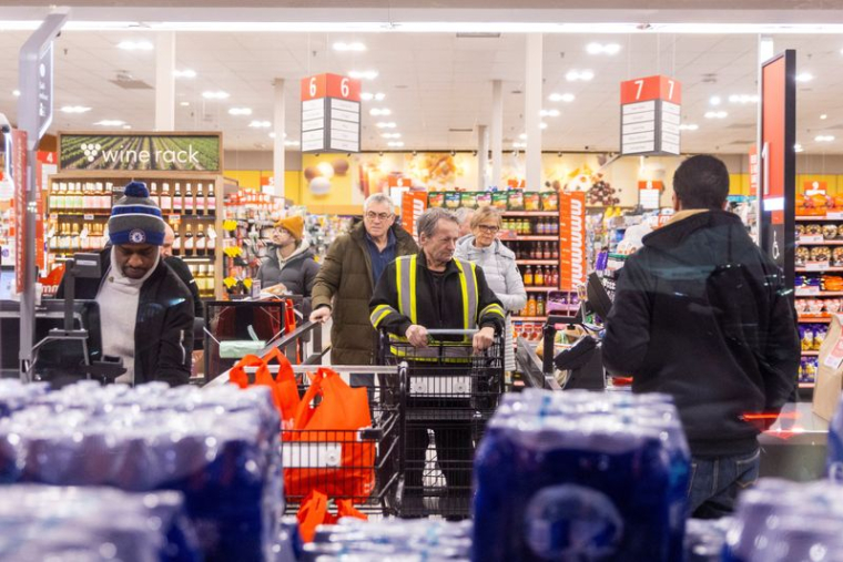 Des personnes font leurs courses dans une épicerie à Mississauga