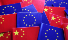 Illustration des drapeaux de l'UE et de la Chine.