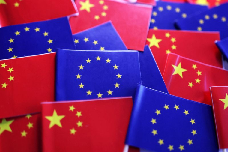 Illustration des drapeaux de l'UE et de la Chine.
