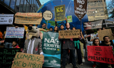 Manifestation contre une proposition qui compromettrait la protections des terres ancestrales autochtones, à São Paulo, le 18 décembre 2023 ( AFP / NELSON ALMEIDA )