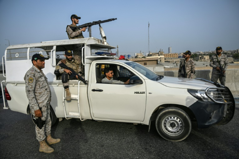 Des personnels de sécurité montent la garde près du port de Karachi, le 9 mai 2025 au Pakistan ( AFP / Rizwan TABASSUM )