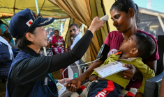 Une patiente et son enfant au camp médical d'urgence de Chilaw au Sri Lanka le 9 décembre 2025. ( AFP / Ishara S. KODIKARA )