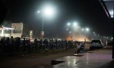 Des véhicules attendent en file pour se ravitailler dans une station-service à Bamako, le 27 octobre 2025. ( AFP / - )