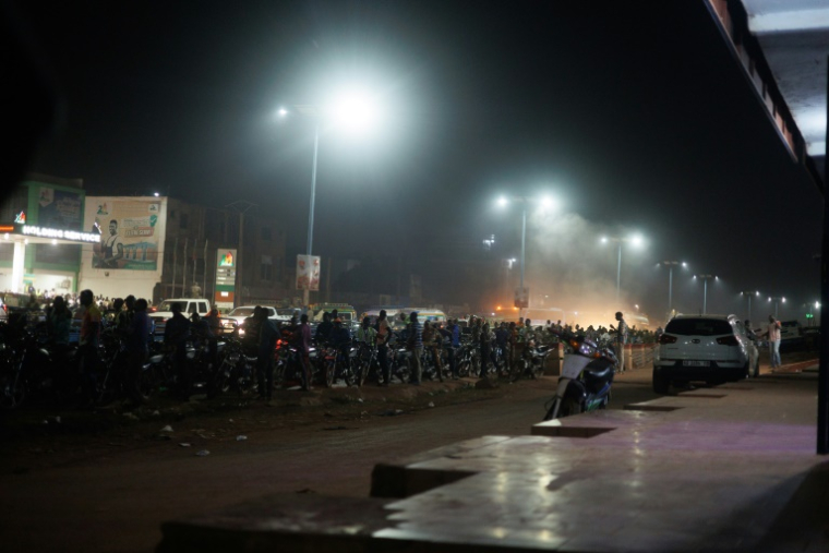 Des véhicules attendent en file pour se ravitailler dans une station-service à Bamako, le 27 octobre 2025. ( AFP / - )