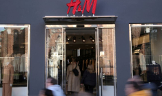 Des personnes passent devant une boutique de la chaine de prêt-à-porter H&M à Copenhague