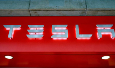 Le logo du constructeur automobile américain Tesla à Zurich