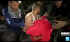 Des Palestiniens au milieu de décombres après un bombardement israélien à Rafah