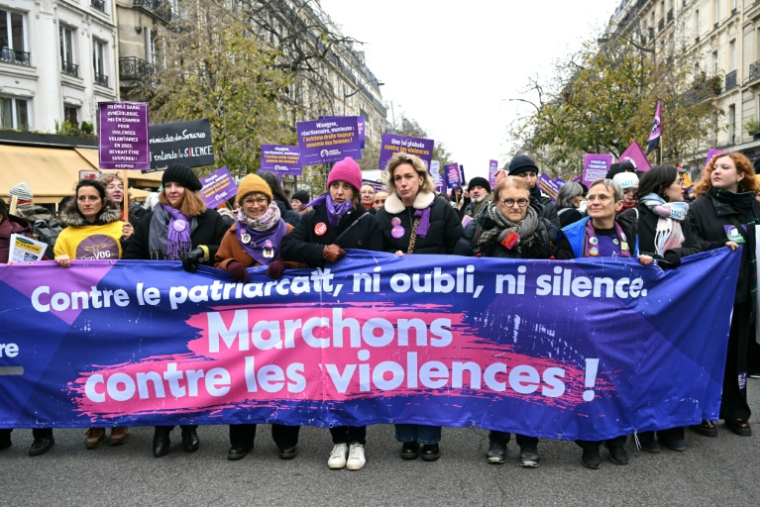 Manifestation contre les violences faites aux femmes à l'appel du collectif NousToutes le 22 novembre 2025 à Paris ( AFP / Bertrand GUAY )