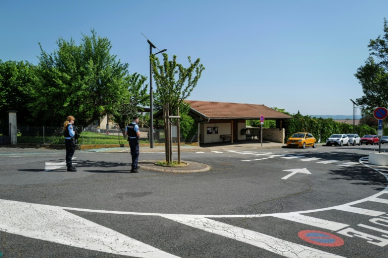Des policiers non loin de l'école du village de Lucenay dans le Rhône, le 30 avril 2026 ( AFP / OLIVIER CHASSIGNOLE )