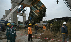 Des secouristes sur le site du déraillement d'un train provoqué par l'effondrement d'une grue de chantier dans la province de Nakhon Ratchasima, en Thaïlande, le 14 janvier 2026 ( AFP / Lillian SUWANRUMPHA )