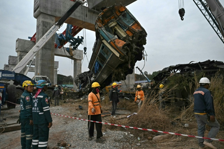 Des secouristes sur le site du déraillement d'un train provoqué par l'effondrement d'une grue de chantier dans la province de Nakhon Ratchasima, en Thaïlande, le 14 janvier 2026 ( AFP / Lillian SUWANRUMPHA )