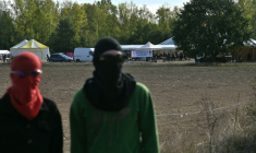 Des opposants à l'autoroute A69, qui doit relier Toulouse à Castres et être mise en service début novembre, manifestent sur un terrain agricole de Cambounet-sur-le-Sor, dans le Tarn, le 10 octobre 2026  ( AFP / Matthieu RONDEL )