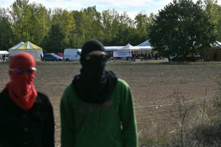 Des opposants à l'autoroute A69, qui doit relier Toulouse à Castres et être mise en service début novembre, manifestent sur un terrain agricole de Cambounet-sur-le-Sor, dans le Tarn, le 10 octobre 2026  ( AFP / Matthieu RONDEL )