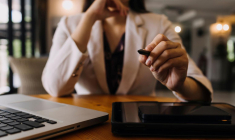 Le marché obligataire permet aux entreprises, États et collectivités d’emprunter de l’argent. En contrepartie, ils émettent des obligations: des titres de dettes échangeables sur les marchés financiers. ( crédit photo : Shutterstock )