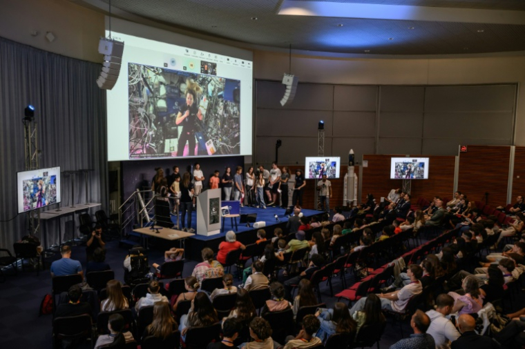 L'astronaute Sophie Adenot s'adresse à des élèves lors d'un appel vidéo au Centre national d'études spatiales (Cnes), le 3 juin 2026 à Toulouse ( AFP / Ed JONES )