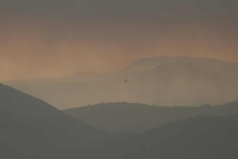 Une photo prise le 24 juillet 2026 à Puerto de la Cruz Verde, près d’Ávila, à 80 km à l’ouest de Madrid, montre la fumée d’un incendie de forêt qui fait rage à l’ouest de la capitale espagnole ( AFP / Pierre-Philippe MARCOU )