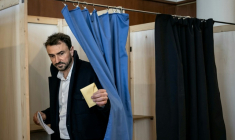 Le maire écologiste de Lyon Grégory Doucet vote au premier tour des élections municipales, le 15 mars 2026 à Lyon  ( AFP / ARNAUD FINISTRE )