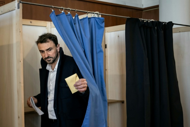 Le maire écologiste de Lyon Grégory Doucet vote au premier tour des élections municipales, le 15 mars 2026 à Lyon  ( AFP / ARNAUD FINISTRE )