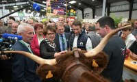 La ministre de l'Agriculture sortante Annie Genevard (g) lors de la visite du salon international de l'élevage (Space) à Rennes, le 16 septembre 2025 en Ille-et-Vilaine ( AFP / Damien MEYER )