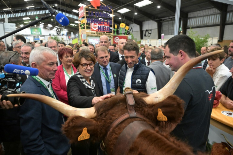 La ministre de l'Agriculture sortante Annie Genevard (g) lors de la visite du salon international de l'élevage (Space) à Rennes, le 16 septembre 2025 en Ille-et-Vilaine ( AFP / Damien MEYER )