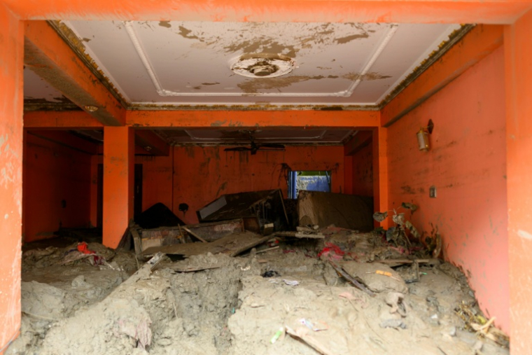 La pièce d'une habitation remplie de boue après la crue destructrice qui a fait au moins 633 morts à la frontière entre le Népal et la Chine, le 29 août 2026 à Devighat, dans le district népalais de Nuwakot   ( AFP / Manan VATSYAYANA )