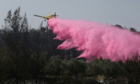 Un avion de lutte contre les incendies près de Bet Shemesh, dans le centre d'Israël, le 1er mai 2025 ( AFP / Ahmad GHARABLI )