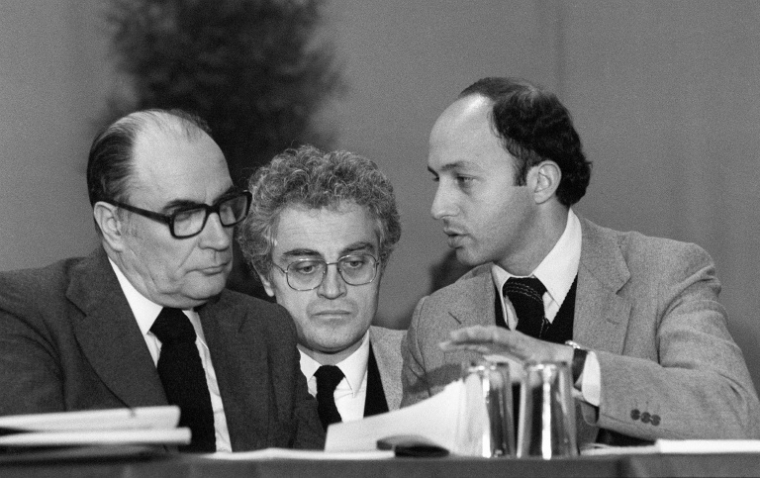 François Mitterrand, premier secrétaire du Parti socialiste, Lionel Jospin et Laurent Fabius, porte-parole du PS, discutent le 12 janvier 1980 à Alfortville lors de la première journée de la Convention socialiste ( AFP / JEAN-CLAUDE DELMAS )