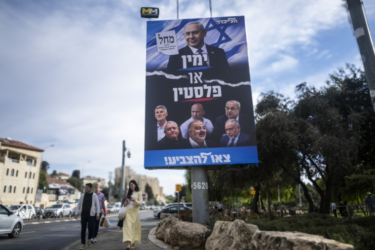 Une affiche électorale du Premier ministre israélien Benjamin Netanyahu à Jerusalem le 20 octobre 2026 ( AFP / Jewel SAMAD )