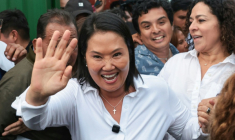 La candidate à la présidentielle du parti Force Populaire, Keiko Fujimori, salue ses partisans lors d'un meeting de campagne dans un marché de Callao, près de Lima, au Pérou, le 18 mai 2026 ( AFP / Connie FRANCE )