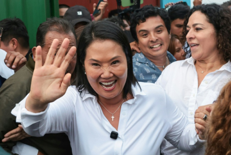 La candidate à la présidentielle du parti Force Populaire, Keiko Fujimori, salue ses partisans lors d'un meeting de campagne dans un marché de Callao, près de Lima, au Pérou, le 18 mai 2026 ( AFP / Connie FRANCE )