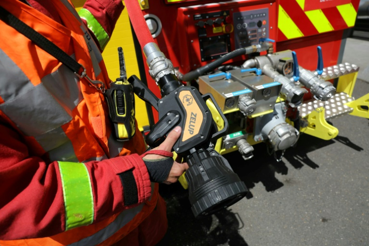 La nouvelle lance à incendie dite "diphasique" lors d'une présentation à la presse à la caserne de pompiers de Champerret à Paris, le 26 juin 2025 ( AFP / Thomas SAMSON )