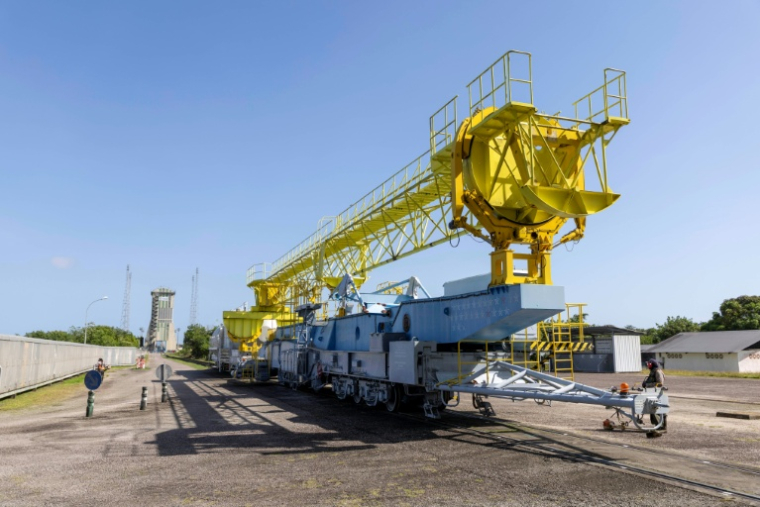 Une maquette de la fusée Soyouz utilisée pour tester les rails avant d'être démantelée sur l'ancien pas de tir des Soyouz à Kourou, en Guyane française, en cours de réaménagement, le 13 février 2026 ( AFP / Ronan LIETAR )