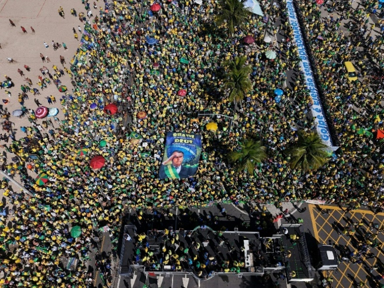 Les partisans de l'ancien président brésilien Jair Bolsonaro rassemblés en soutien à Rio de Janeiro, au Brésil, le 3 août 2025 ( AFP / IVAN PISARENKO )