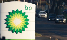 Des véhicules passent devant une station-service BP (British Petroleum) à Liverpool