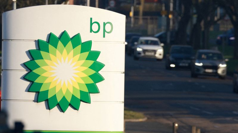 Des véhicules passent devant une station-service BP (British Petroleum) à Liverpool