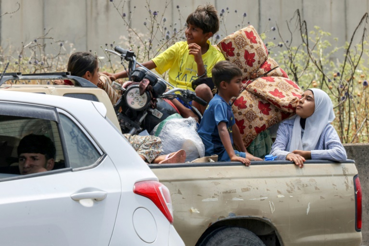 Dans des embouteillages alors que des habitants de Tyr fuient après l'appel à évacuer d'Israël, le 9 juin 2026. ( AFP / MAHMOUD ZAYYAT )