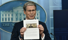 Le ministre des Finances américain, Scott Bessent, présentant l'article évoquant le billet de 250 dollars à l'effigie de Donald Trump lors d'un point presse à la Maison Blanche à Washington le 28 mai 2026. ( AFP / KENT NISHIMURA )