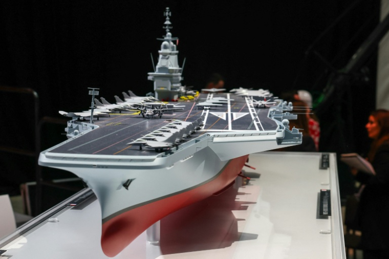La maquette du futur porte-avions français "France libre", présentée le 18 mars 2026 à Indre (Loire-atlantique) ( POOL / Gonzalo Fuentes )