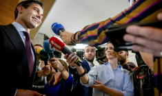 Le dirigeant centriste néerlandais Rob Jetten (g) lors d'une conférence de presse à La Haye, le 31 octobre 2025 aux Pays-Bas ( ANP / Robin Utrecht )