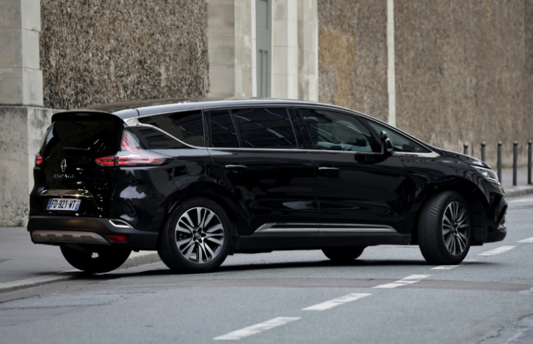 Nicolas Sarkozy quitte la prison parisienne de la Santé en voiture le 10 octobre 2025 ( AFP / STEPHANE DE SAKUTIN )
