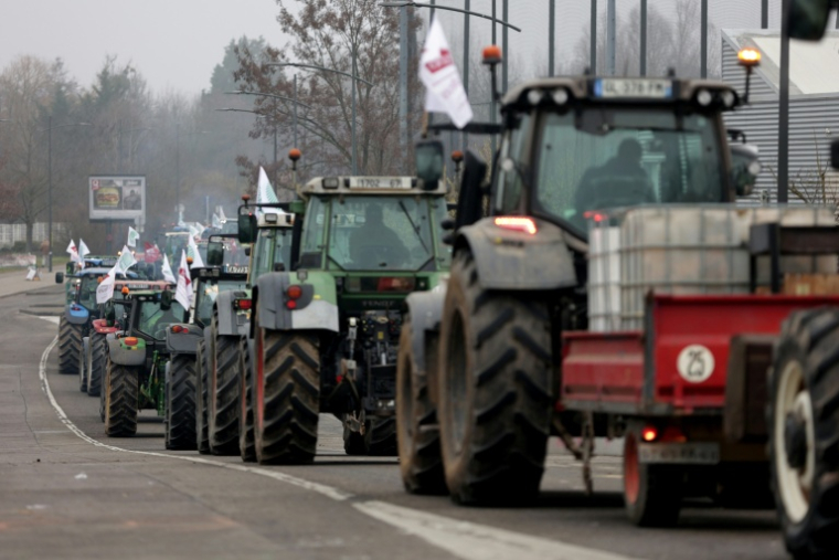 Des agriculteurs venus protester avec leurs tracteurs devant le Parlement européen contre le Mercosur le 21 janvier 2026, à Strasbourg  ( AFP / Romeo BOETZLE )