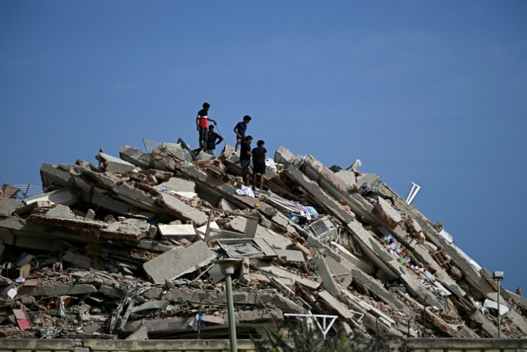 Des habitants recherchent d'éventuels survivants sur un immeuble effondré à Catia La Mar, au Venezuela, le 25 juin 2026 ( AFP / Federico PARRA )
